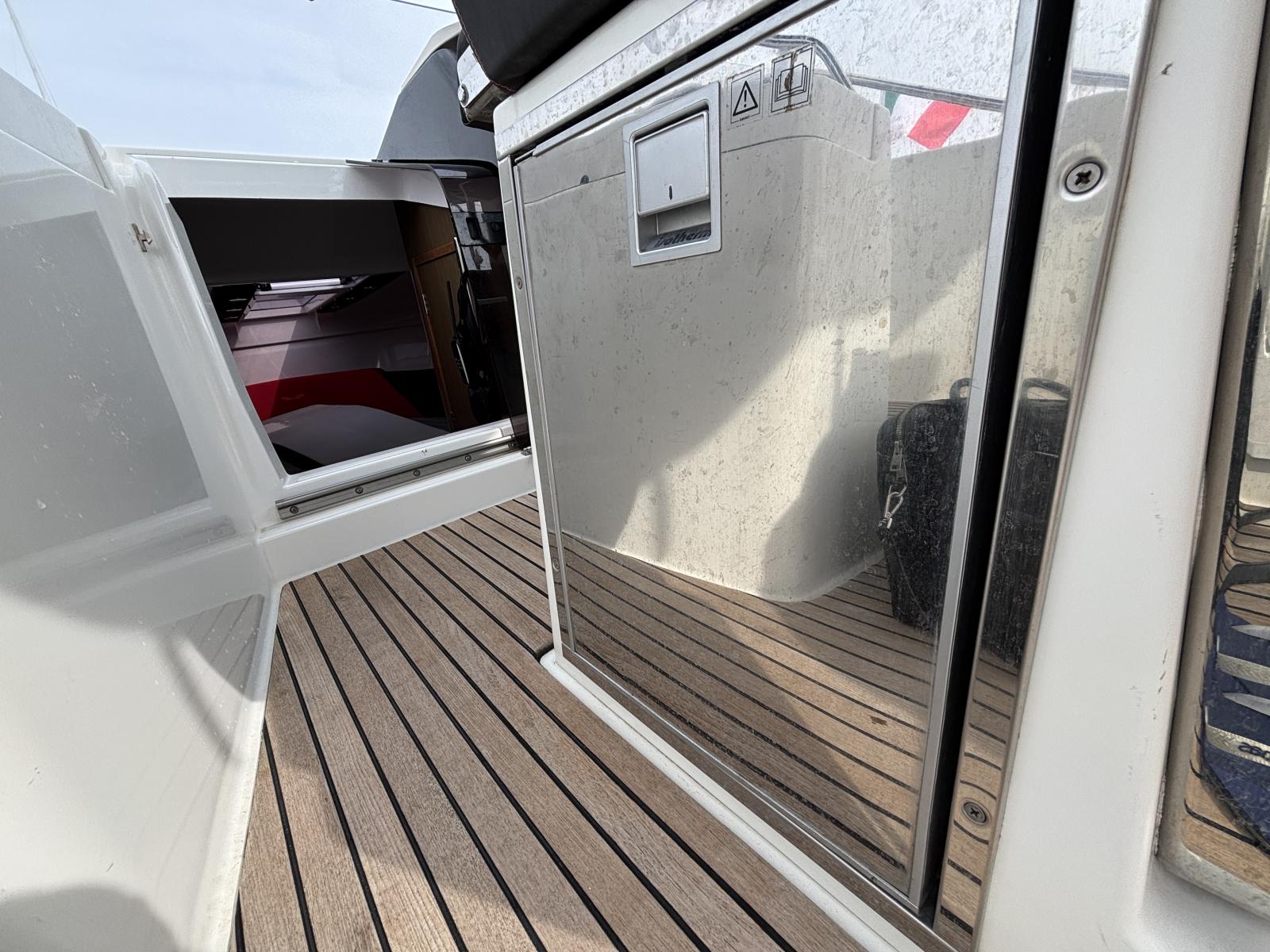 beneteau_flyer_8.8_sundeck_-_port_camargue_16_.JPG