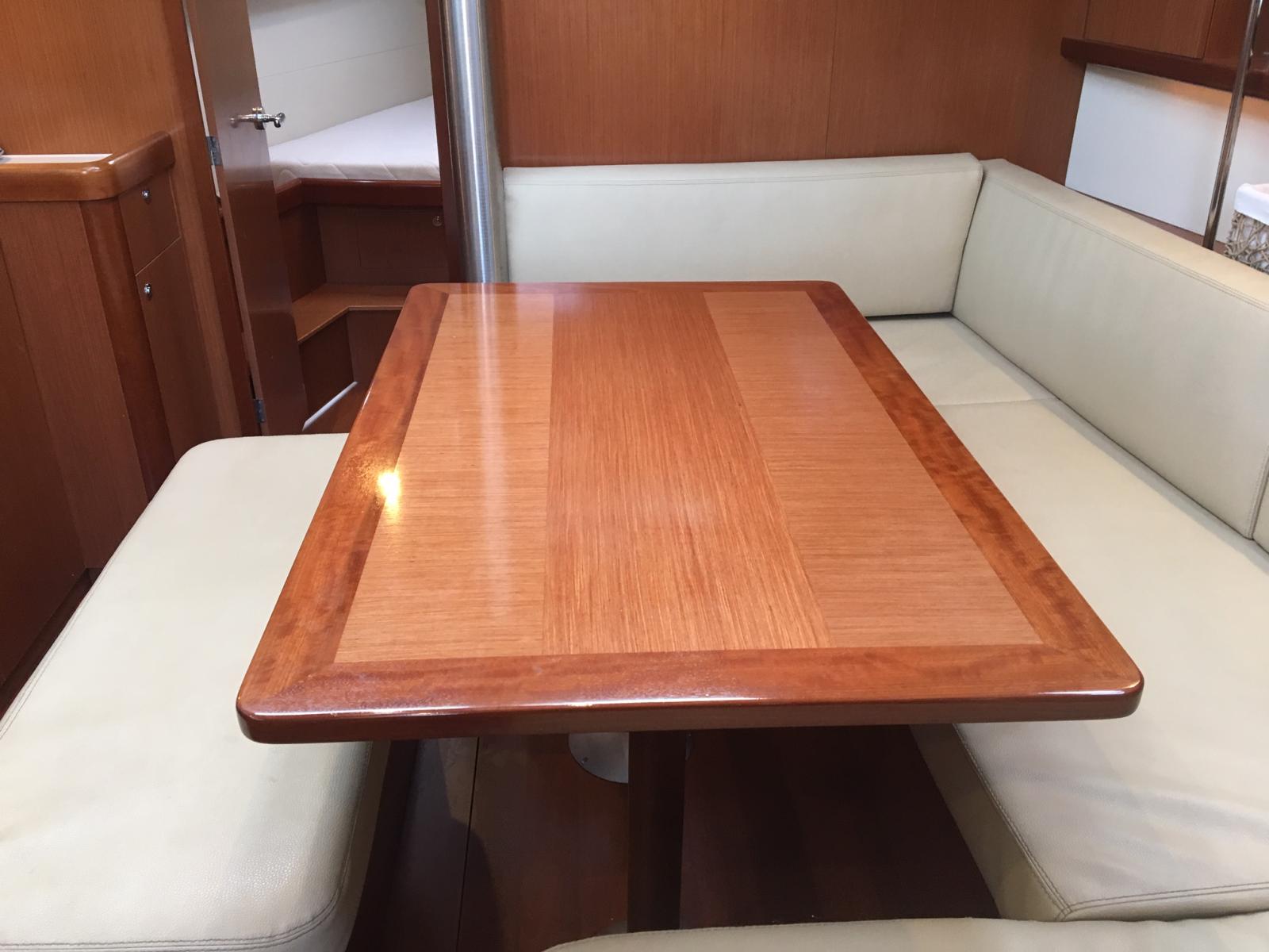 3F2QW_oceanis_40_la_grande_motte1_table.jpg