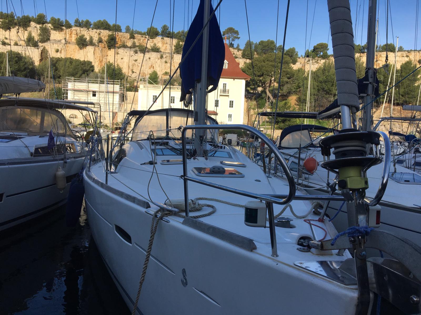 EMjGI_oceanis_40_la_grande_motte1_pont_avt.jpg