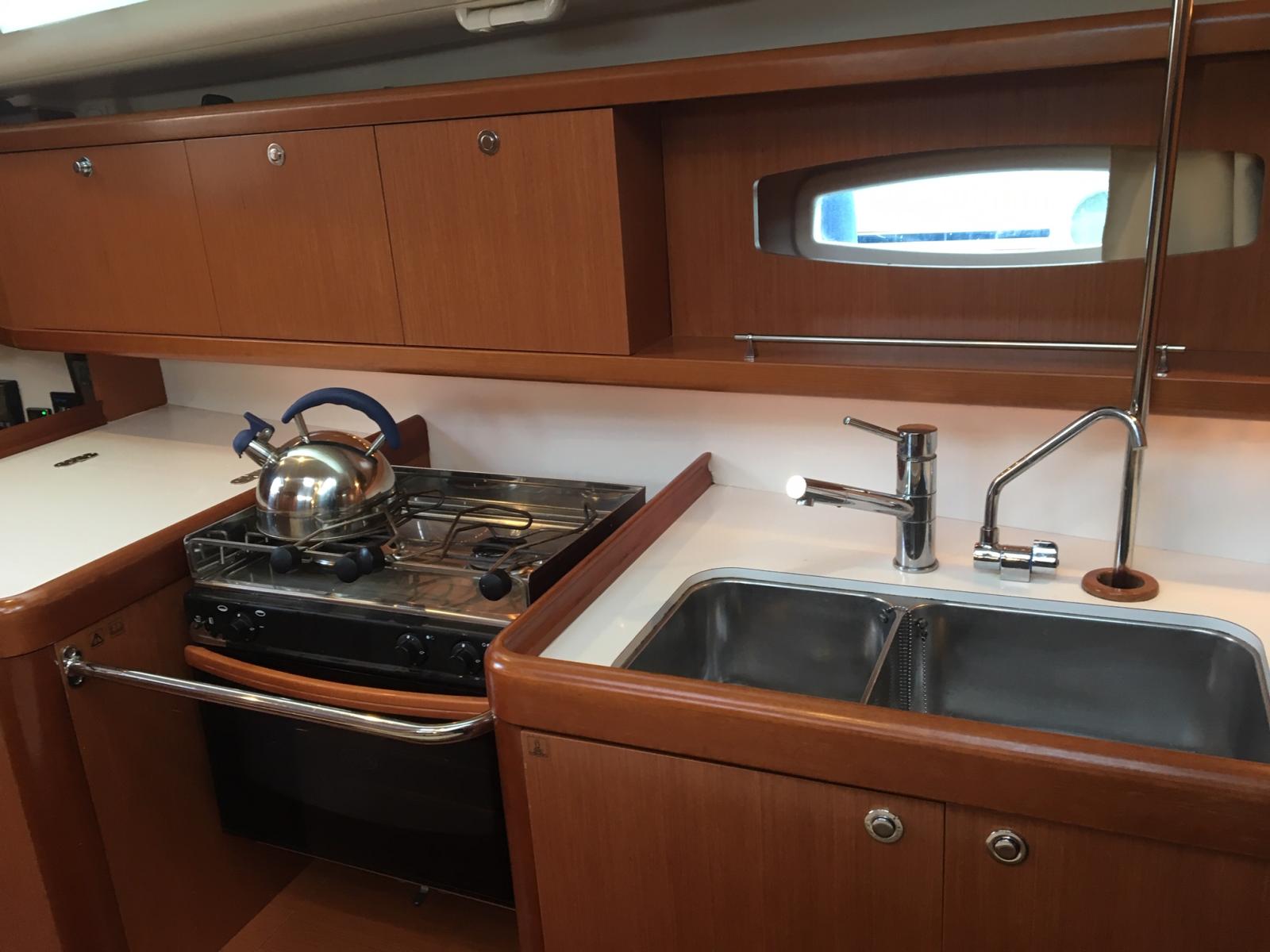 Bmv5X_oceanis_40_la_grande_motte1_cuisine.jpg