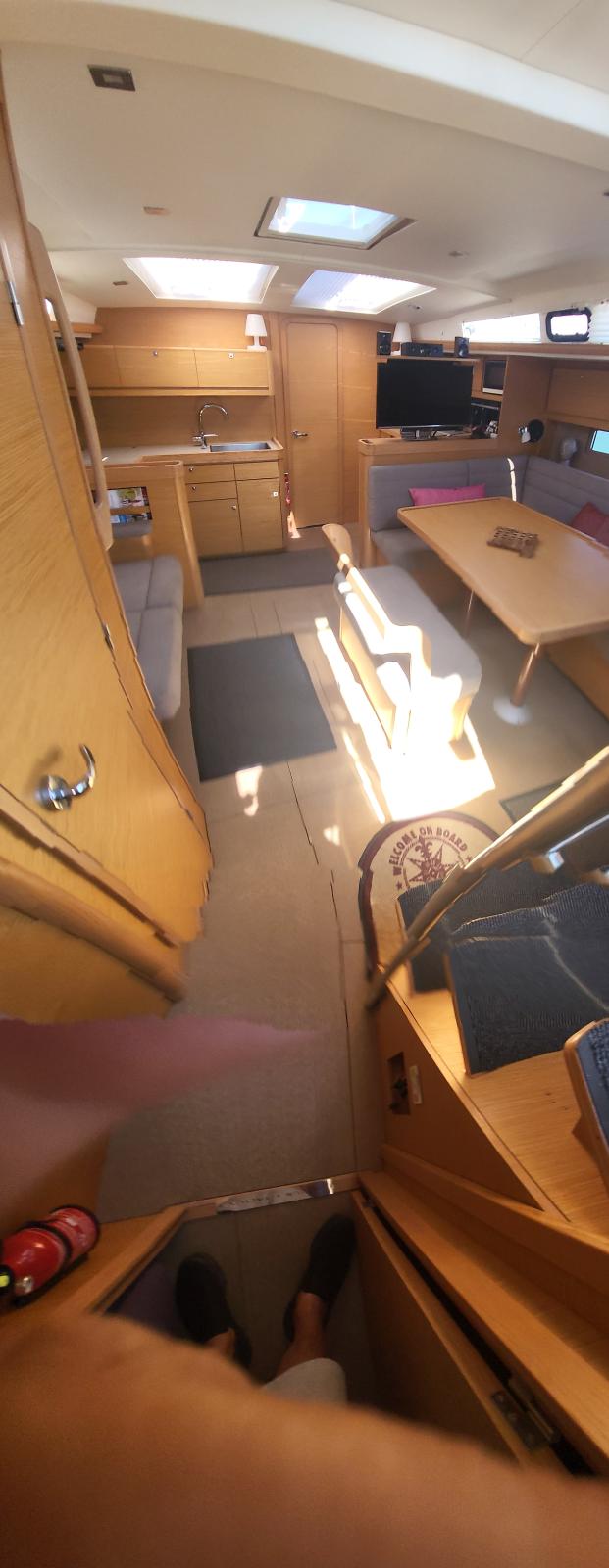 R2vJu_carre_et_table_vue_cuisine.jpg