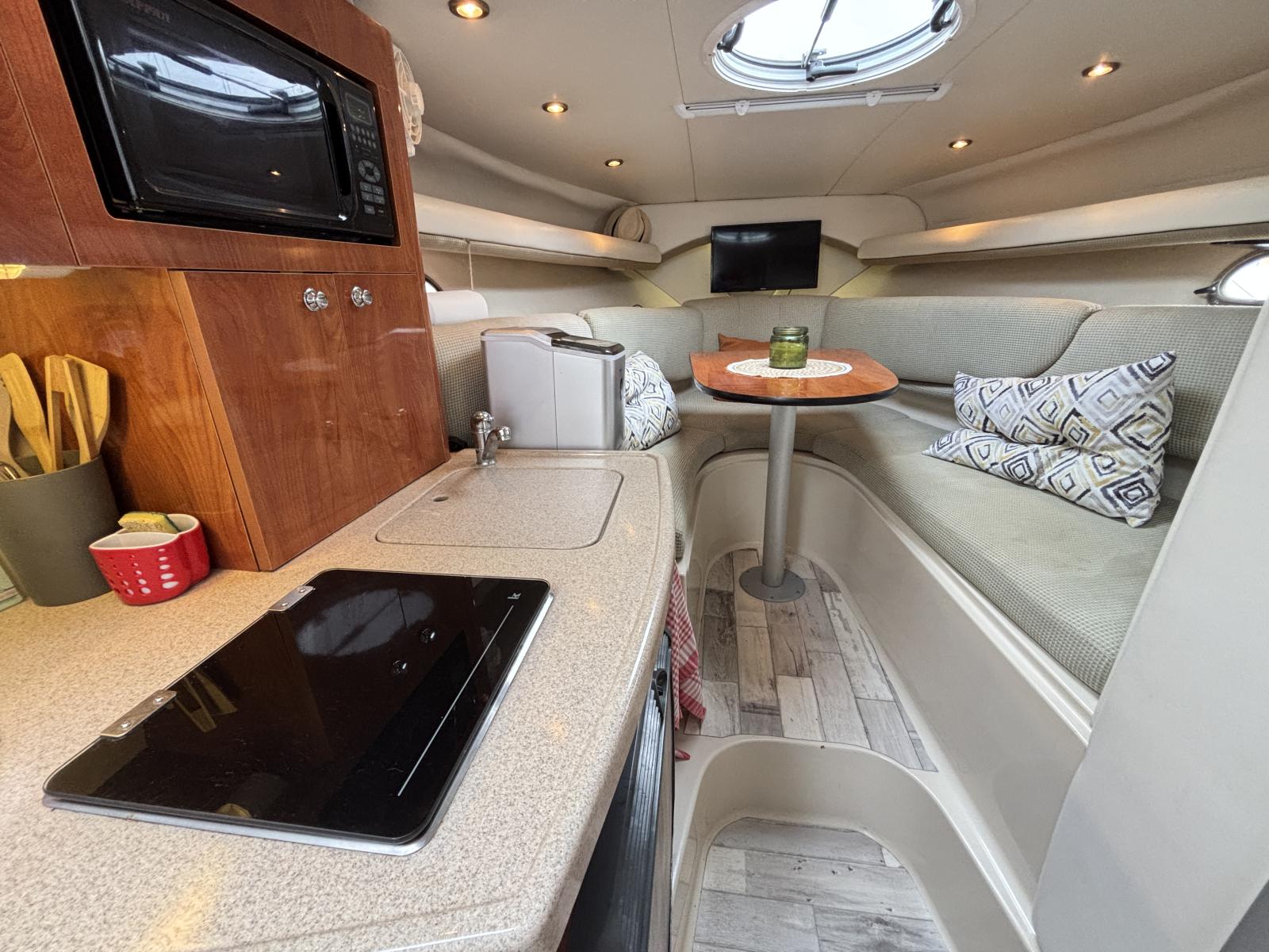 four_winns_268_vista_-_port_camargue_5_.jpg