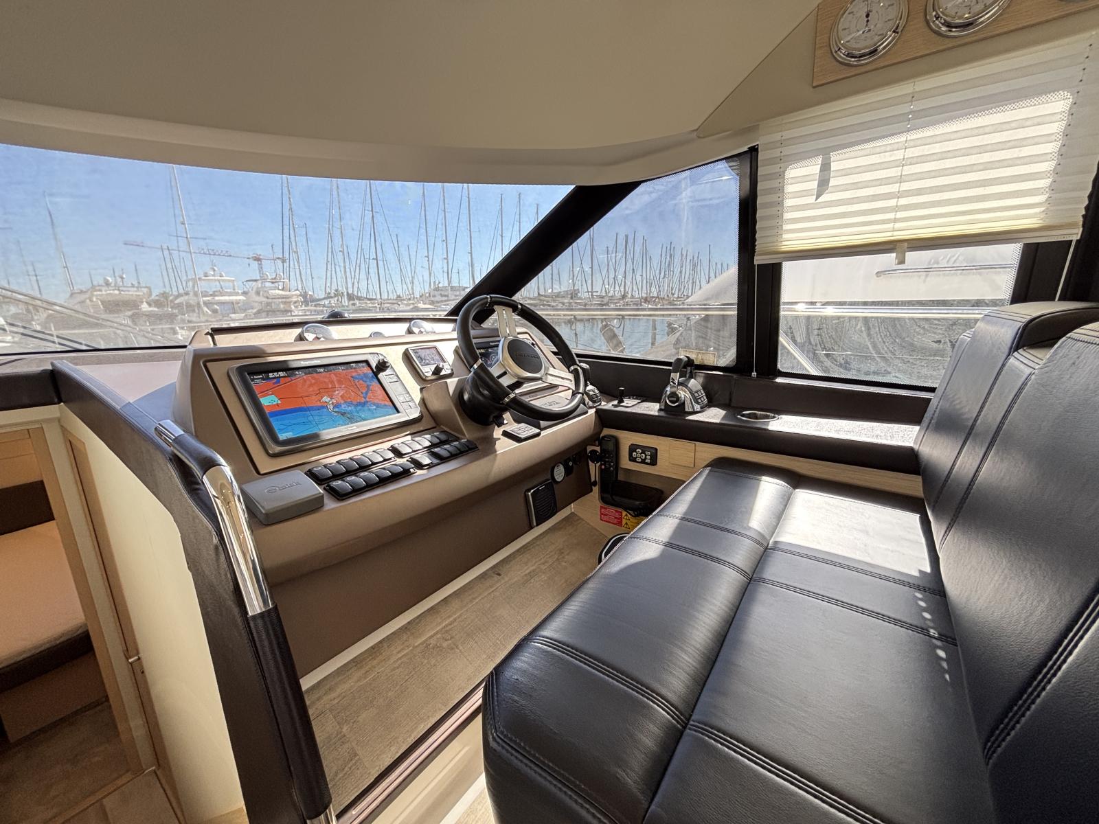 prestige_500_flybridge_-_la_grande_motte_50_.jpg