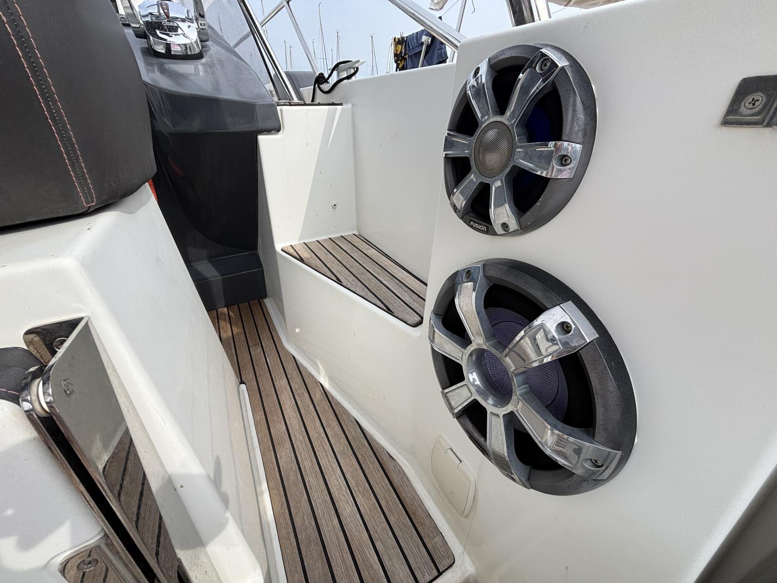 beneteau_flyer_8.8_sundeck_-_port_camargue_17_.JPG