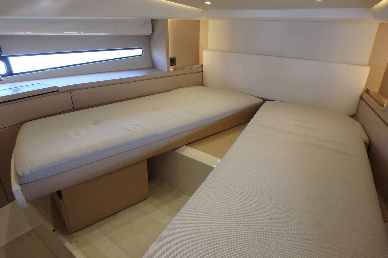 jeanneau_prestige_450_-_port_camargue_2_.jpg