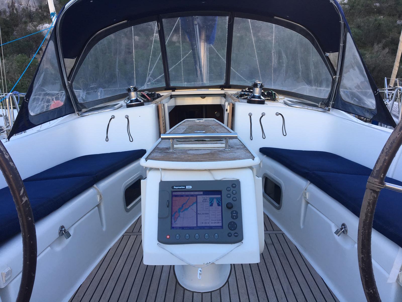 BkyHn_oceanis_40_la_grande_motte1_cockpit.jpg