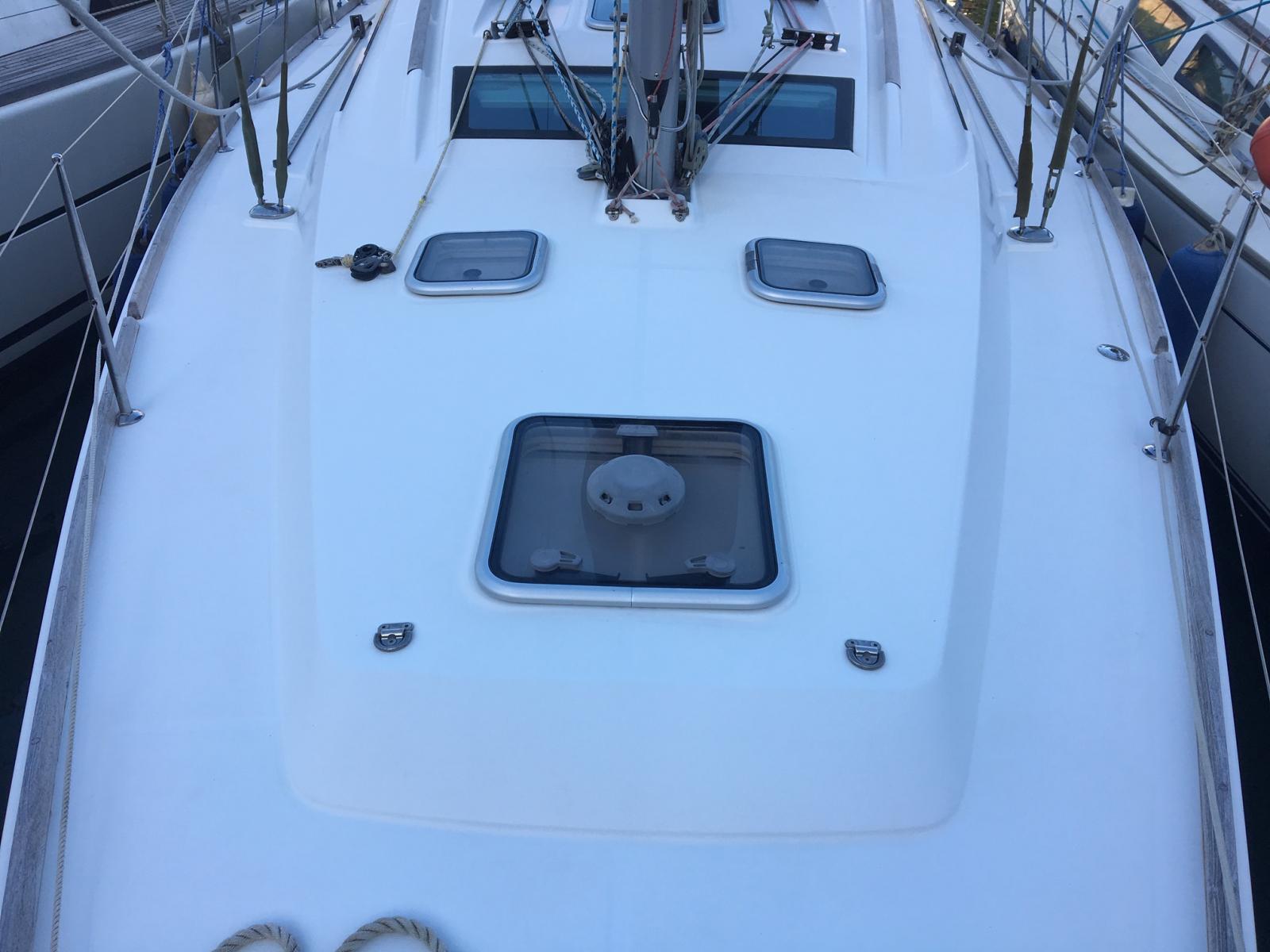 uGHJW_oceanis_40_la_grande_motte1_pont_avt_2.jpg