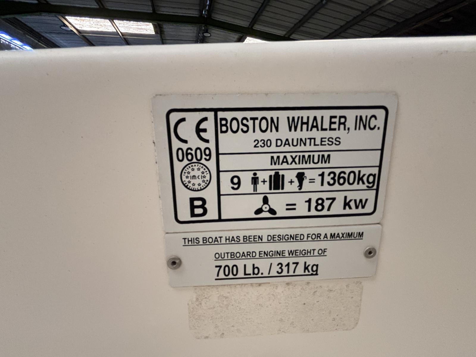 boston_whaler_230_dauntless_-_la_grande_motte_48_.jpg