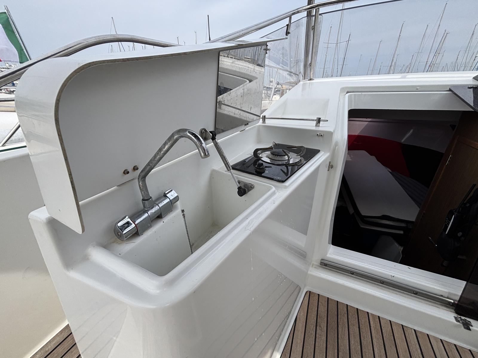 beneteau_flyer_8.8_sundeck_-_port_camargue_7_.JPG