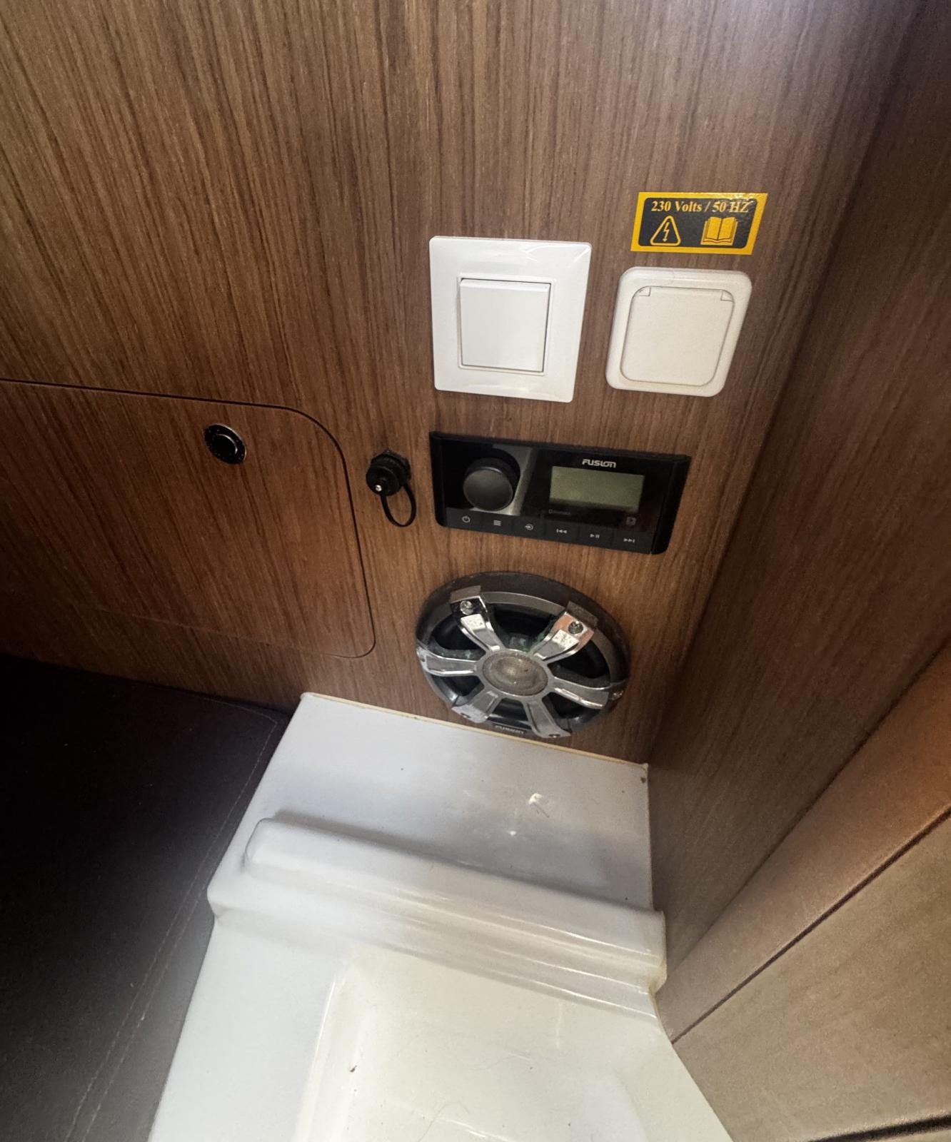 beneteau_flyer_8.8_sundeck_-_port_camargue_9_.jpeg