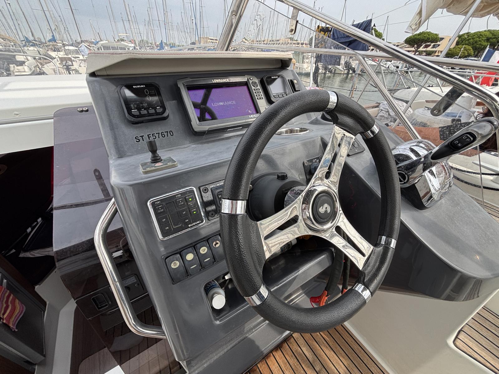 beneteau_flyer_8.8_sundeck_-_port_camargue_2_.JPG