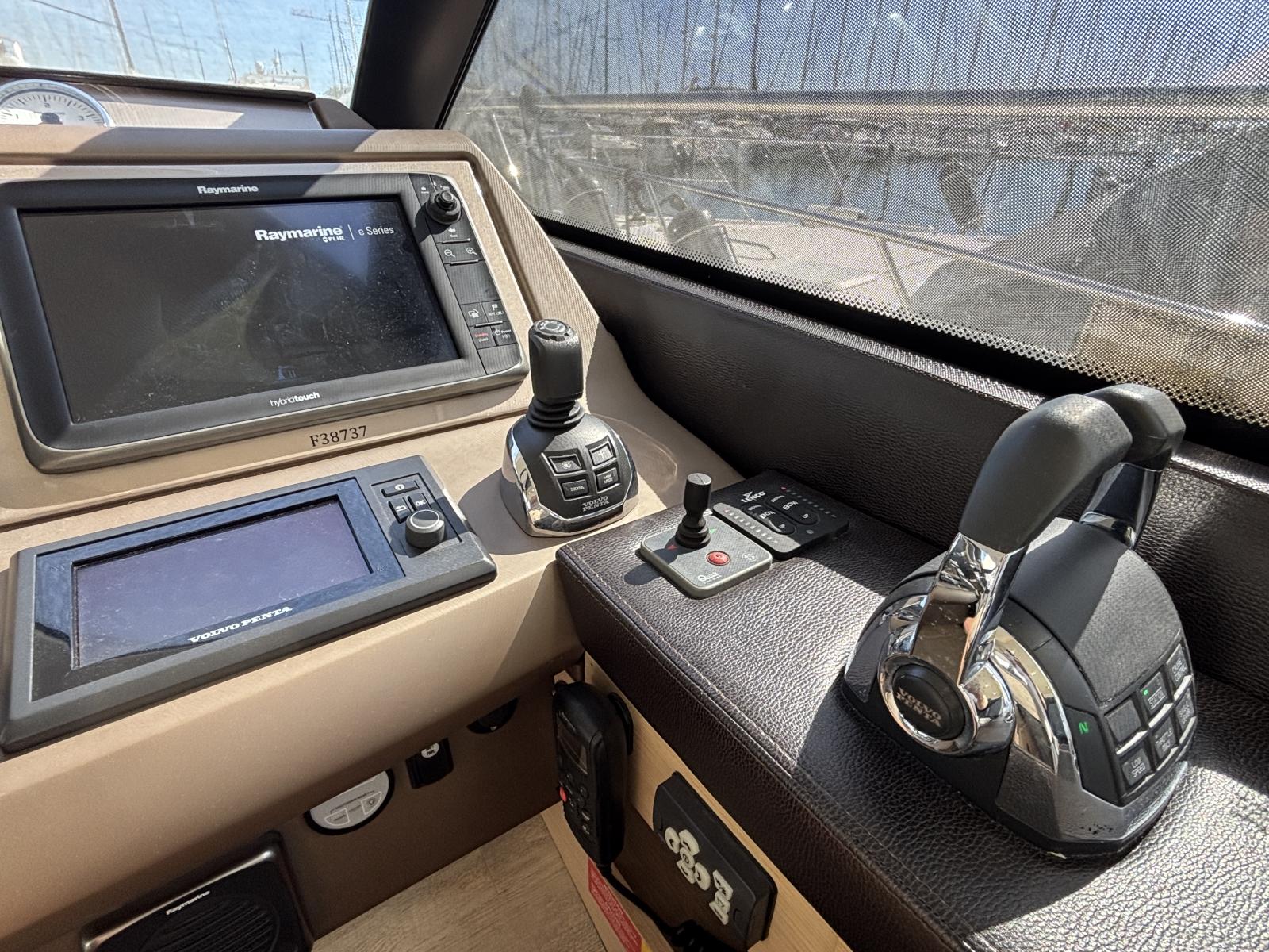prestige_500_flybridge_-_la_grande_motte_44_.jpg