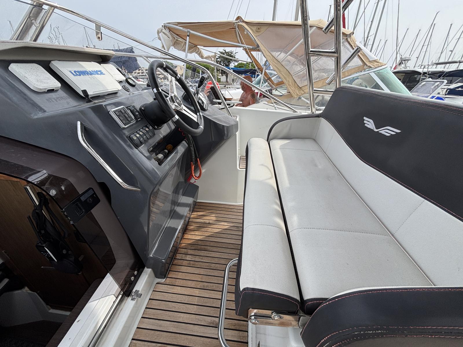 beneteau_flyer_8.8_sundeck_-_port_camargue_8_.JPG
